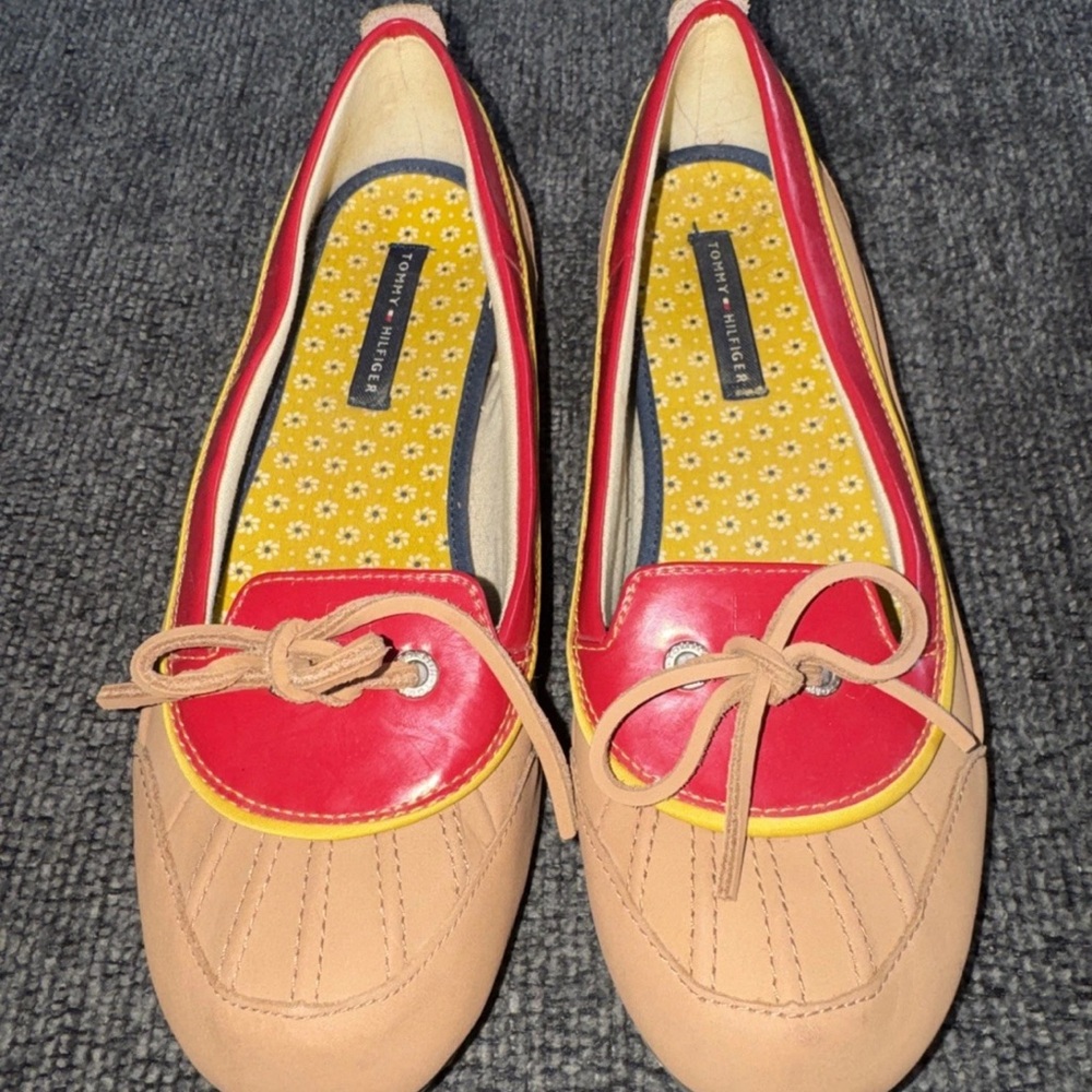 TOMMY HILFIGER ALPINE WOMEN'S SKIMMER BOAT SHOES SLIDES TAN RED Size 5.5